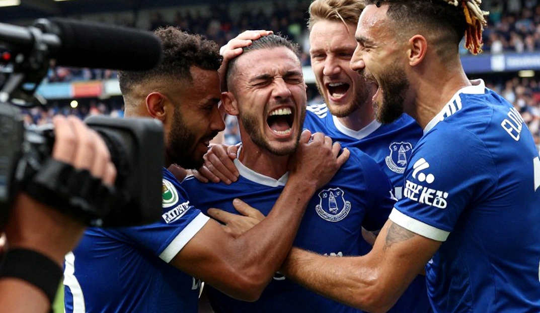 Phút 44 ở Stamford Bridge: Ronald Araujo và tầng trầm tích dưới một tấm thẻ đỏ